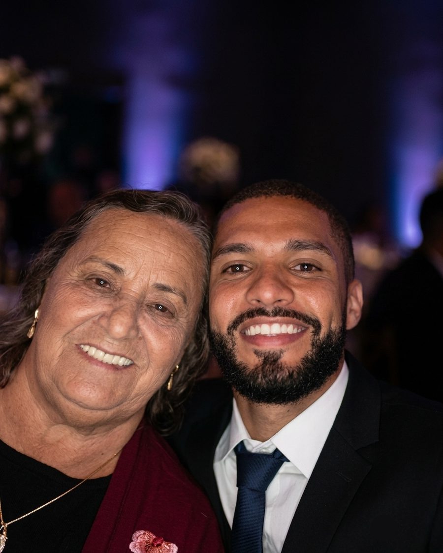 Pablo Vinícius Bernardes Pacheco ao lado de sua avó, que inspirou o nome da Excellence & Co.
